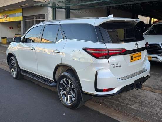 TOYOTA-HILUX SW4-2024