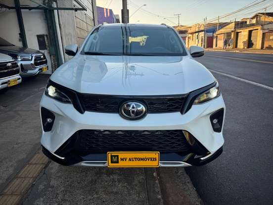 TOYOTA-HILUX SW4-2024
