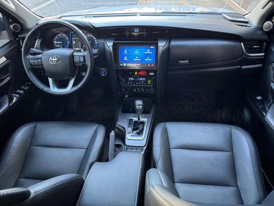 TOYOTA-HILUX SW4-2024