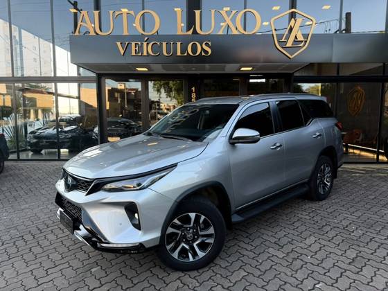 TOYOTA HILUX SW4 2.8 D-4D TURBO DIESEL SRX PLATINUM 7L 4X4 AUTOMÁTICO