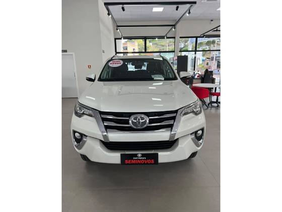 TOYOTA HILUX SW4 2.8 SRX 4X4 7 LUGARES 16V TURBO INTERCOOLER DIESEL 4P AUTOMÁTICO