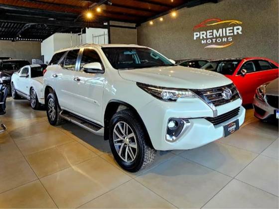 TOYOTA HILUX SW4 2.8 SRX 4X4 7 LUGARES 16V TURBO INTERCOOLER DIESEL 4P AUTOMÁTICO