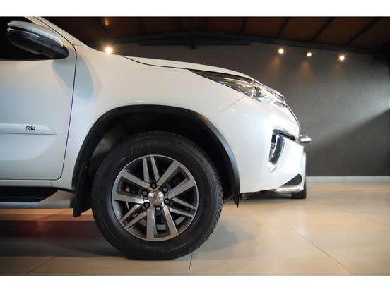 TOYOTA-HILUX SW4-2.8 SRX 4X4 7 LUGARES 16V TURBO INTERCOOLER DIESEL 4P AUTOMÁTICO TOYOTA-HILUX SW4-2019