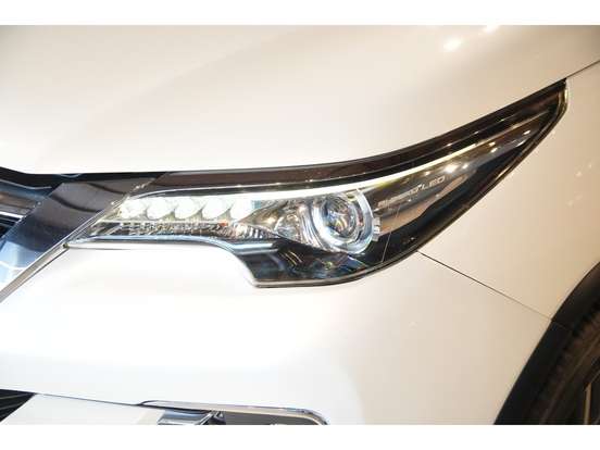 TOYOTA-HILUX SW4-2.8 SRX 4X4 7 LUGARES 16V TURBO INTERCOOLER DIESEL 4P AUTOMÁTICO TOYOTA-HILUX SW4-2019