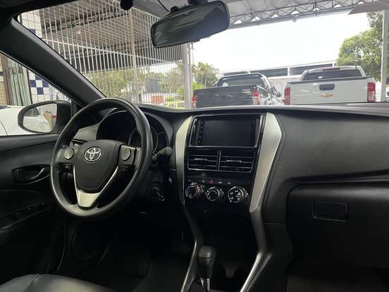 TOYOTA-YARIS-2021