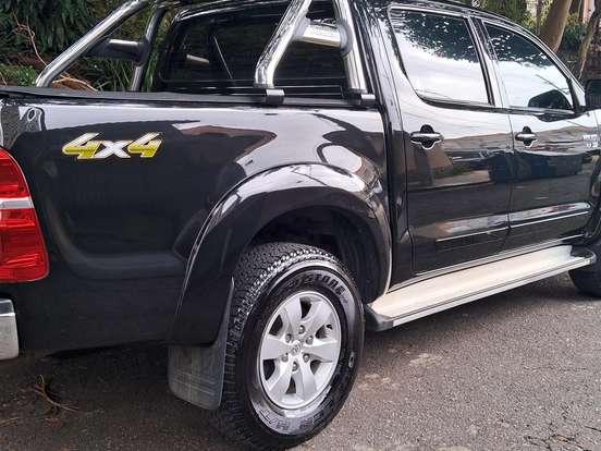 TOYOTA-HILUX-2.7 SRV 4X4 CD 16V FLEX 4P AUTOMÁTICO TOYOTA-HILUX-2013