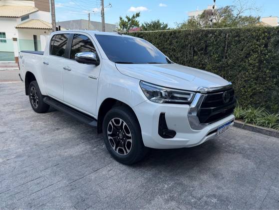 TOYOTA HILUX 2.8 D-4D TURBO DIESEL CD SRX 4X4 AUTOMÁTICO