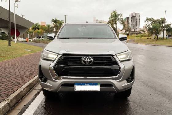 TOYOTA HILUX 2.8 D-4D TURBO DIESEL CD SRX 4X4 AUTOMÁTICO