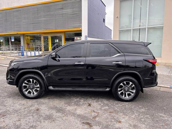 TOYOTA HILUX SW4 2.8 D-4D TURBO DIESEL DIAMOND 7L 4X4 AUTOMÁTICO