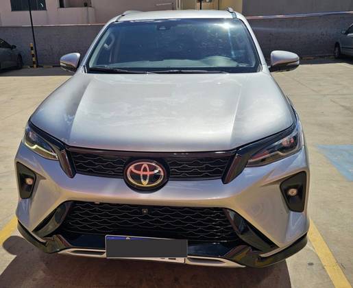 TOYOTA HILUX SW4 2.8 D-4D TURBO DIESEL SRX PLATINUM 7L 4X4 AUTOMÁTICO