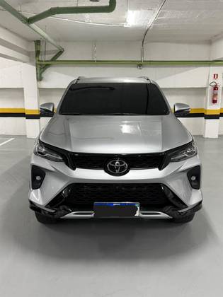 TOYOTA HILUX SW4 2.8 D-4D TURBO DIESEL SRX PLATINUM 7L 4X4 AUTOMÁTICO