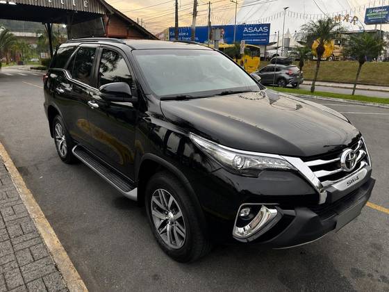 TOYOTA HILUX SW4 2.8 SRX 4X4 7 LUGARES 16V TURBO INTERCOOLER DIESEL 4P AUTOMÁTICO