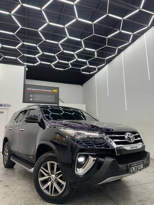 TOYOTA HILUX SW4 2.8 SRX 4X4 7 LUGARES 16V TURBO INTERCOOLER DIESEL 4P AUTOMÁTICO