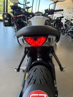 TRIUMPH-TRIDENT 660 TRIPLE TRIBUTE EDITION-2025