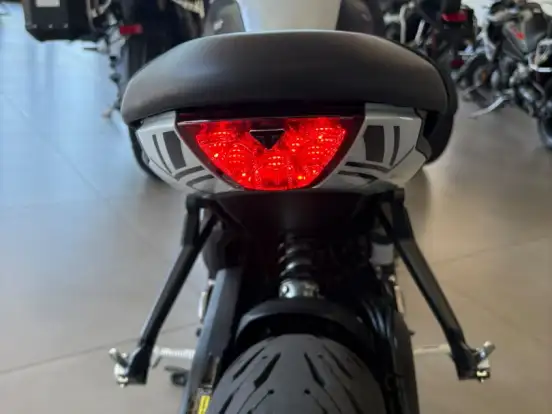 TRIUMPH-TRIDENT 660 TRIPLE TRIBUTE EDITION TRIUMPH-TRIDENT 660 TRIPLE TRIBUTE EDITION-2025