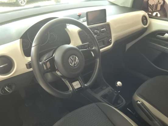VOLKSWAGEN-CROSS UP-2016