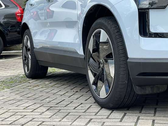 VOLVO-EX30-2024