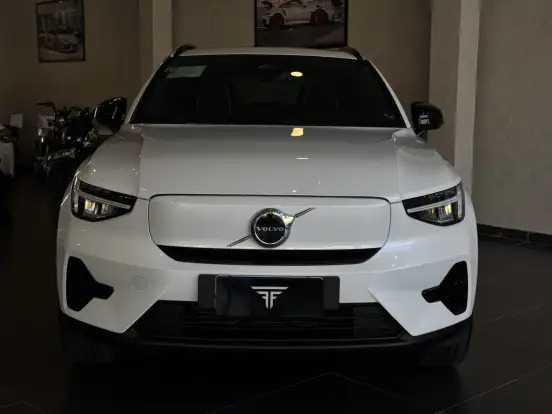 VOLVO-EX40-2024