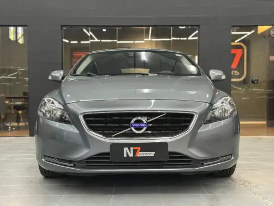 VOLVO-V40-2015