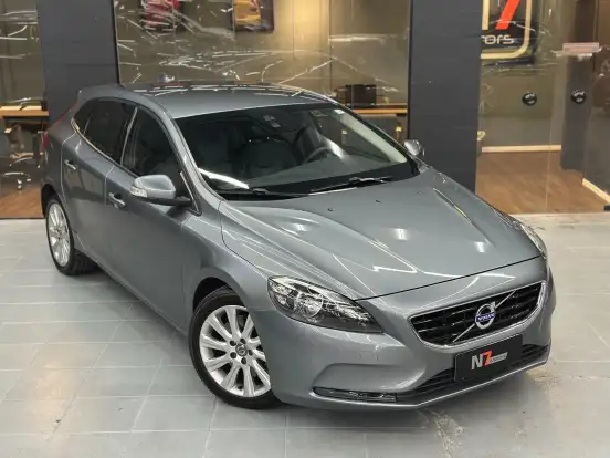 VOLVO-V40-2015