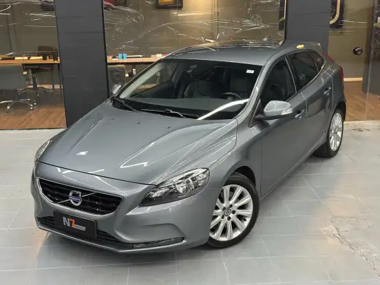 VOLVO-V40-2015