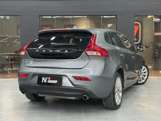 VOLVO-V40-2015