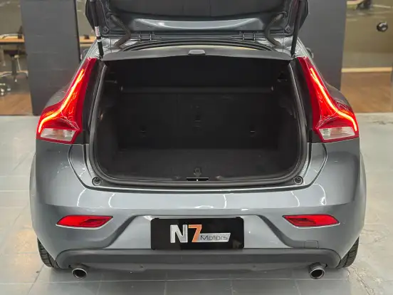 VOLVO-V40-2015