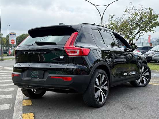 VOLVO-XC40-2021