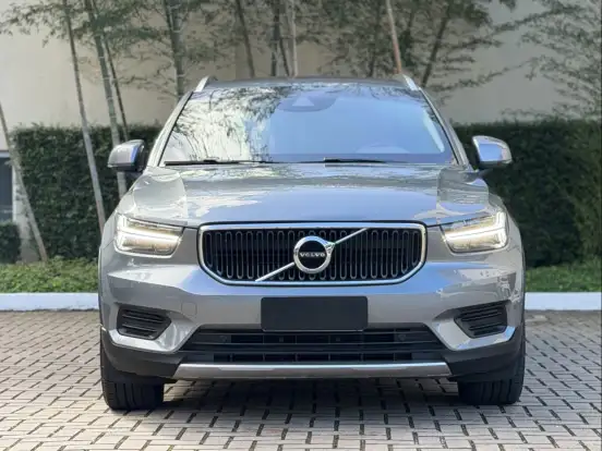 VOLVO-XC40-2018