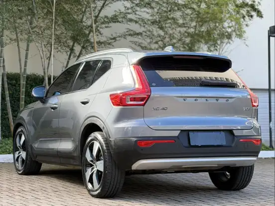 VOLVO-XC40-2018