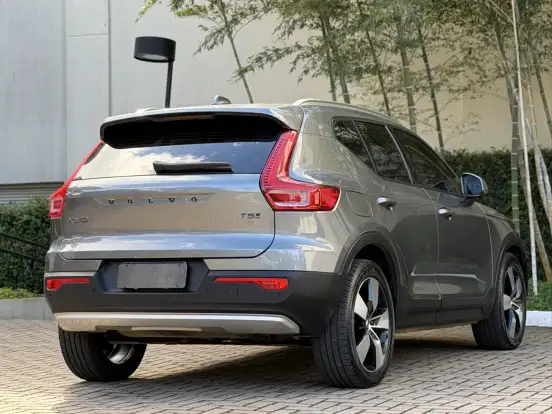 VOLVO-XC40-2018