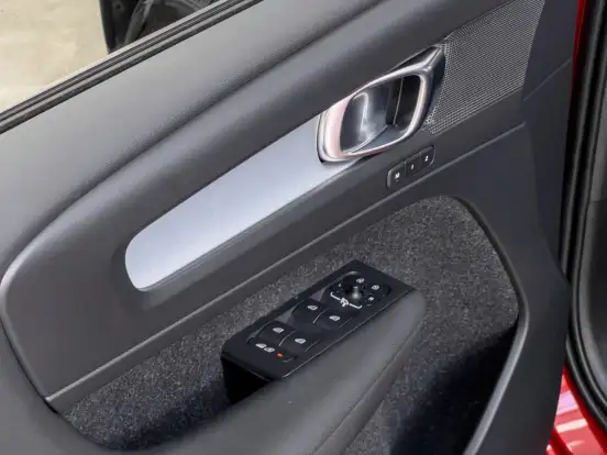 VOLVO-XC40-2.0 T5 GASOLINA MOMENTUM AWD GEARTRONIC VOLVO-XC40-2018