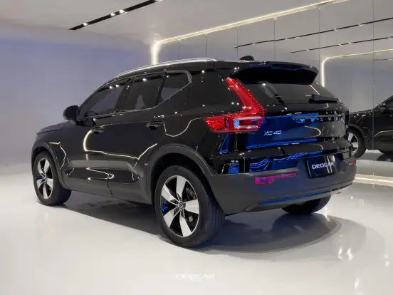VOLVO-XC40-2019