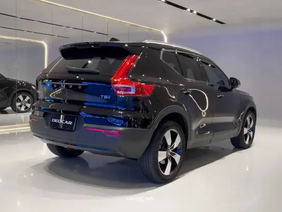 VOLVO-XC40-2019