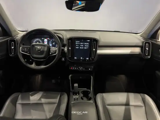 VOLVO-XC40-2019