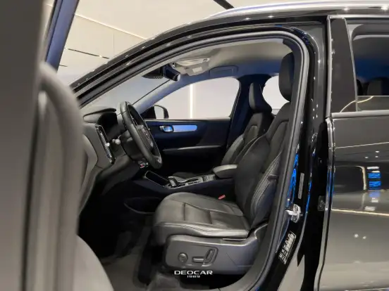 VOLVO-XC40-2019