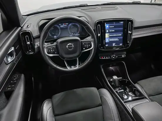 VOLVO-XC40-2019