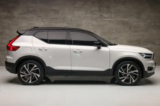 VOLVO-XC40-2019