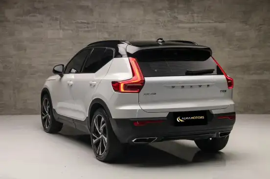 VOLVO-XC40-2019