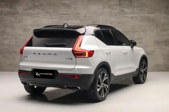 VOLVO-XC40-2019