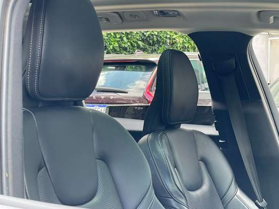 VOLVO-XC40-2021