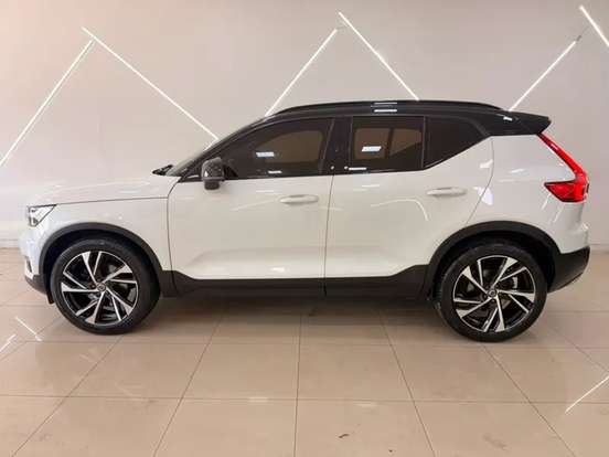 VOLVO-XC40-2019