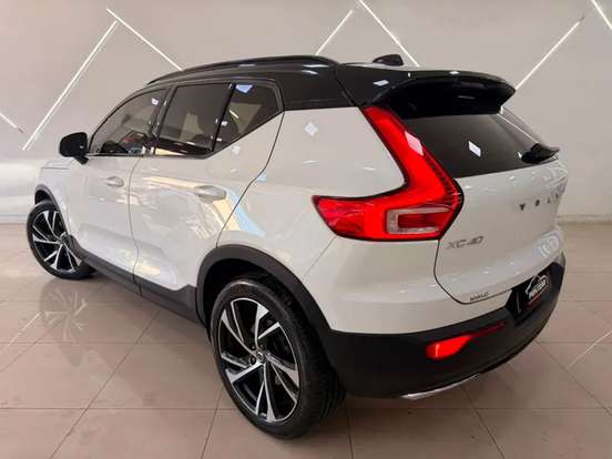 VOLVO-XC40-2019