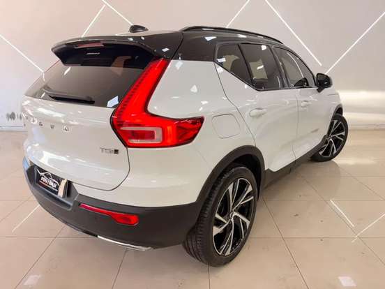 VOLVO-XC40-2019