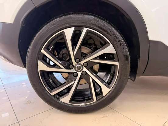 VOLVO-XC40-2019