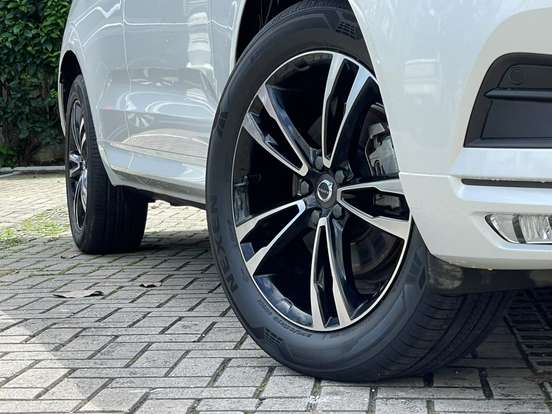 VOLVO-XC40-2019