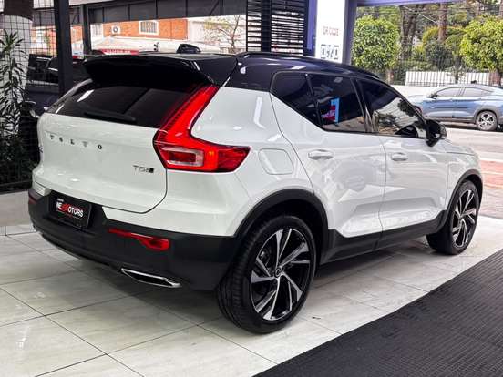 VOLVO-XC40-2019