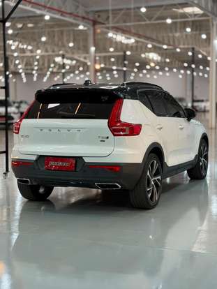 VOLVO-XC40-2019