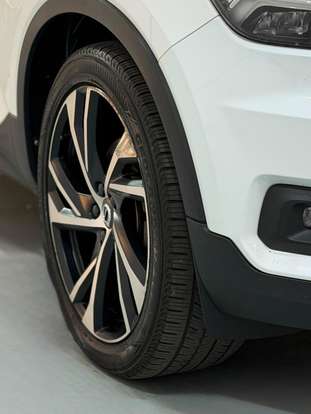 VOLVO-XC40-2019
