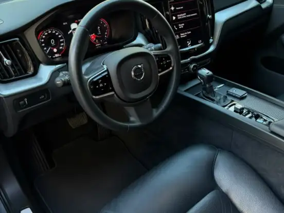VOLVO-XC60-2.0 T5 GASOLINA MOMENTUM AWD GEARTRONIC VOLVO-XC60-2019